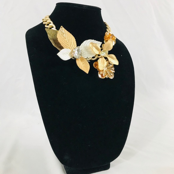 brtvaughaniboutique Jewelry - Flower and chain statement necklace